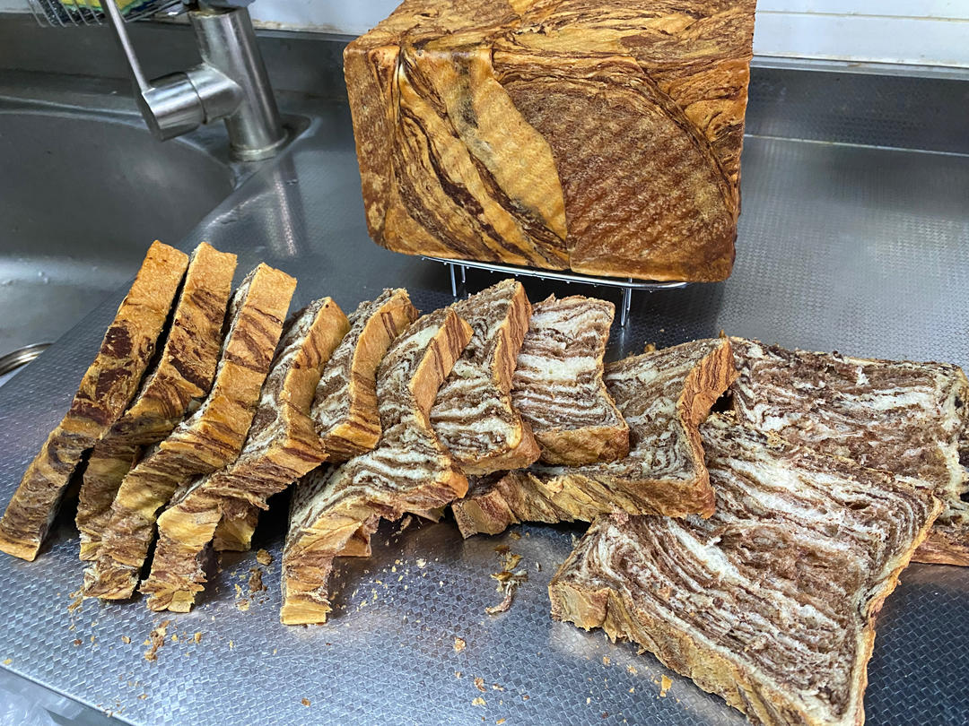 爆好吃大理石纹巧克力吐司
