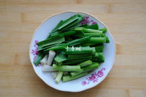 蒜苗炒鸡块 春天餐桌上少不了的那抹绿的做法 步骤5