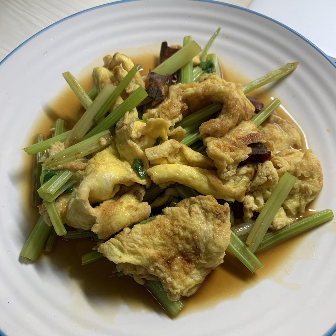 芹菜炒鸡蛋(超级简单的快手菜呀~)