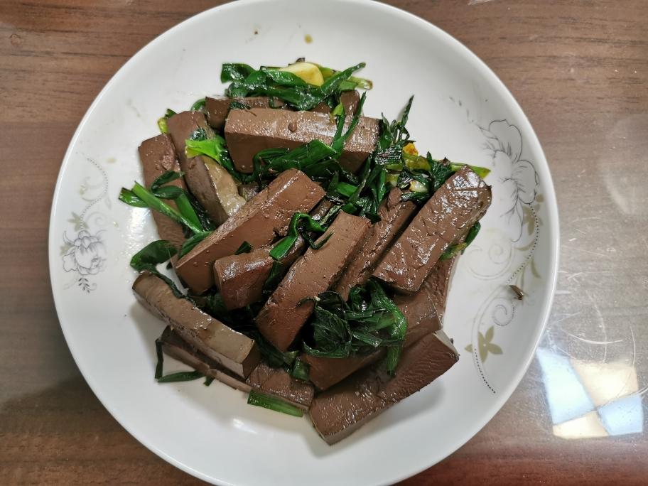 韭菜炒鸭血的做法