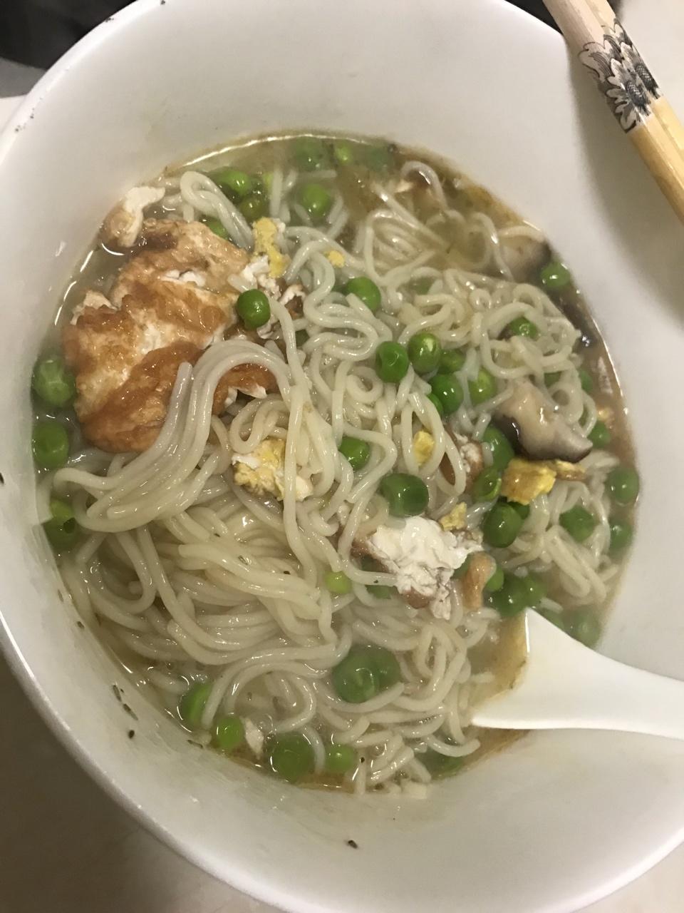 豌豆炒蛋香菇面