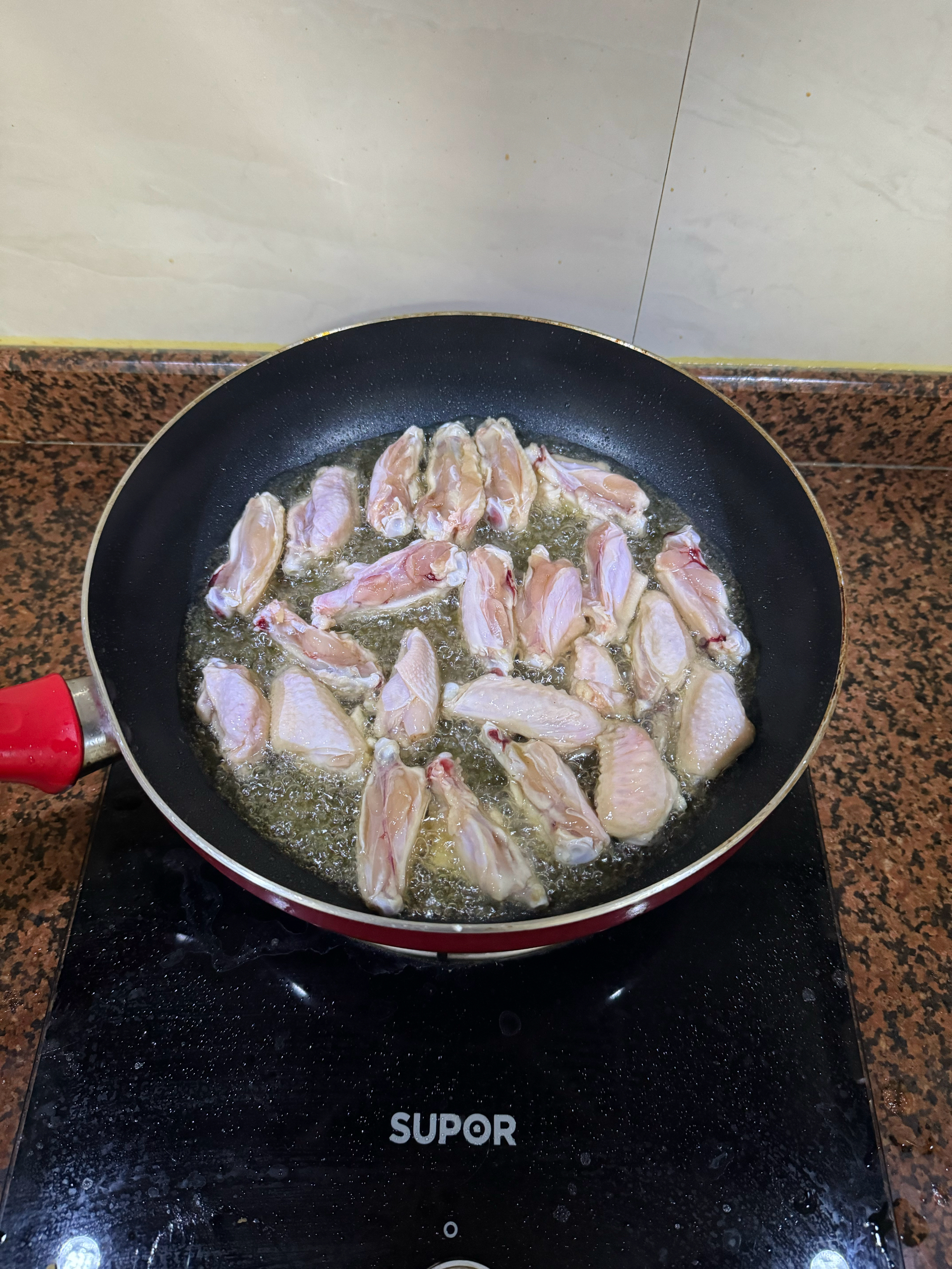 干锅鸡翅土豆虾的做法 步骤2