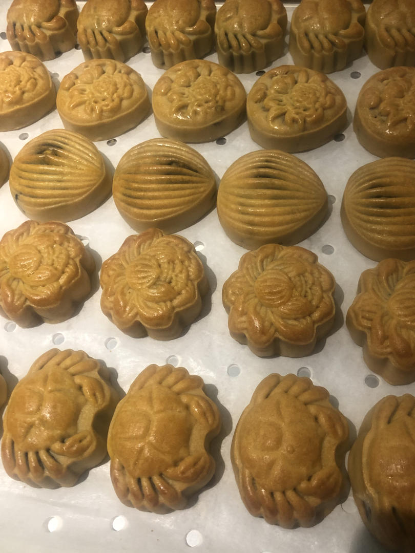 广式月饼，经典五仁，莲蓉蛋黄。