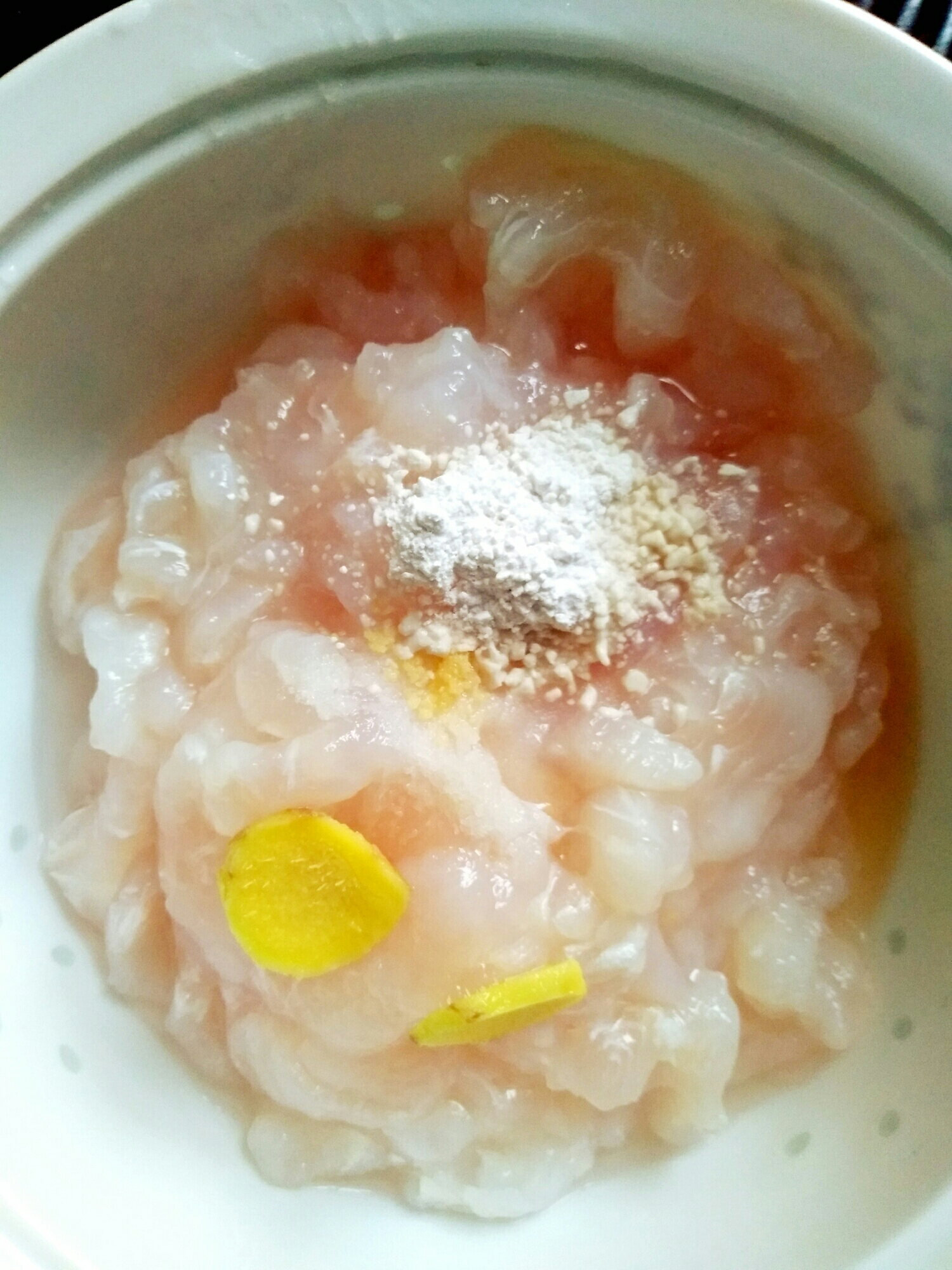 泡椒酸菜巴沙鱼柳的做法 步骤2