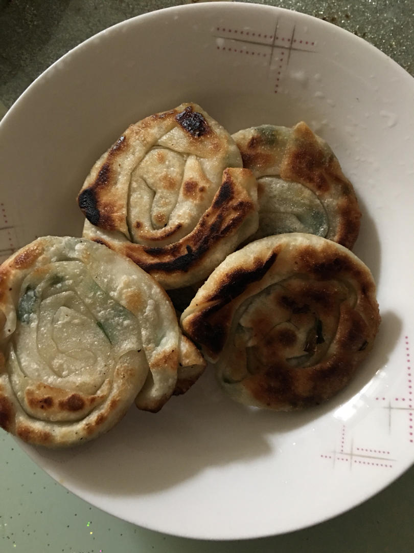 吃剩的饺子皮这样做，竟出乎意料的好吃！