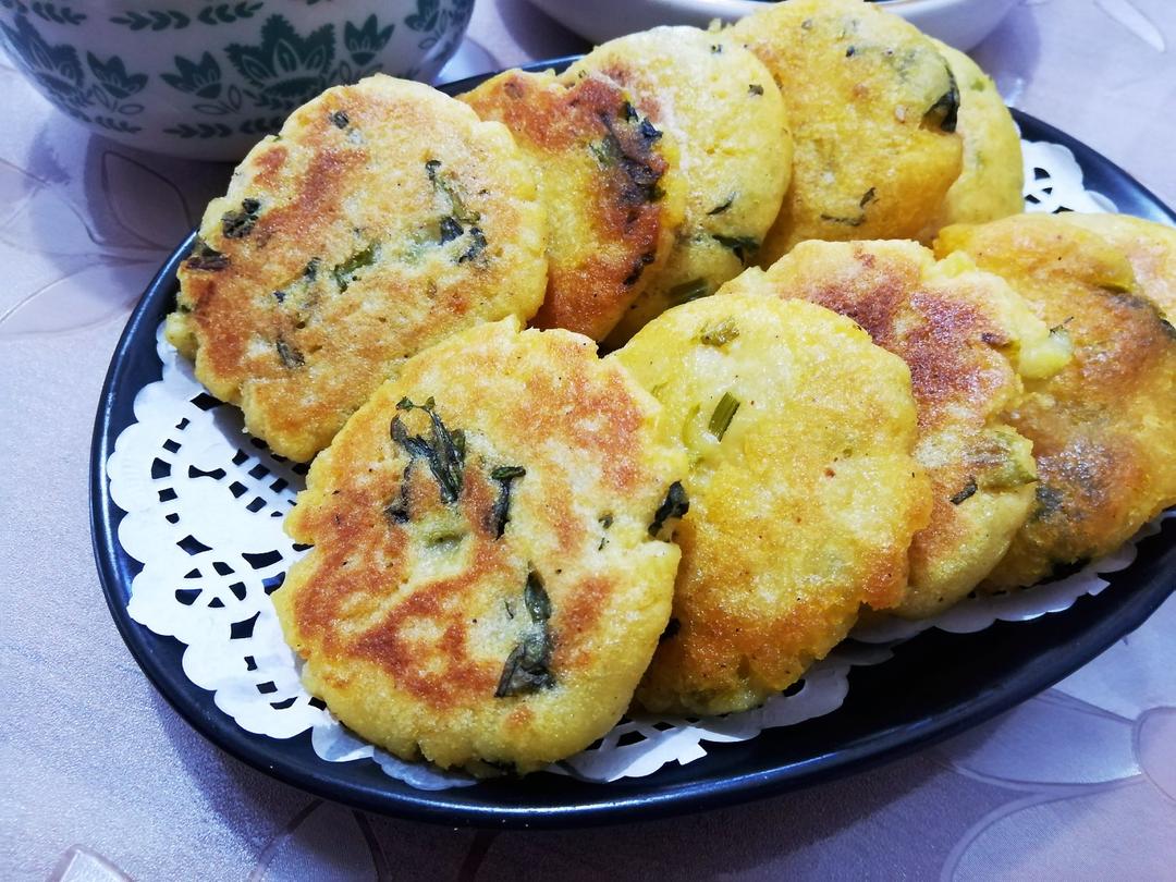饲养员王大妈做的玉米面菜饼子(贴饼子)