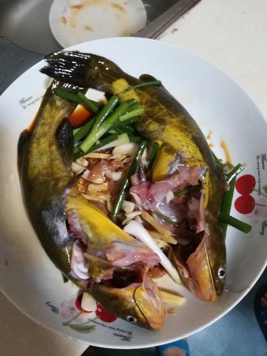 酸梅蒸黄骨鱼