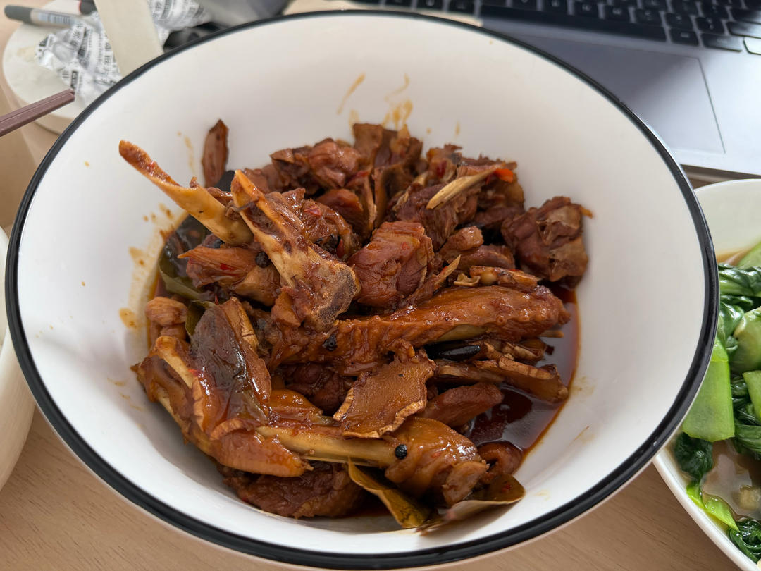 传统正宗的啤酒鸭配方和做法，鲜嫩香浓，只需炒千万不要焯水