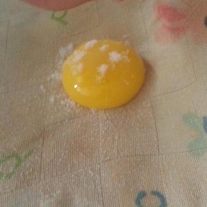 咸蛋黄的做法 步骤2