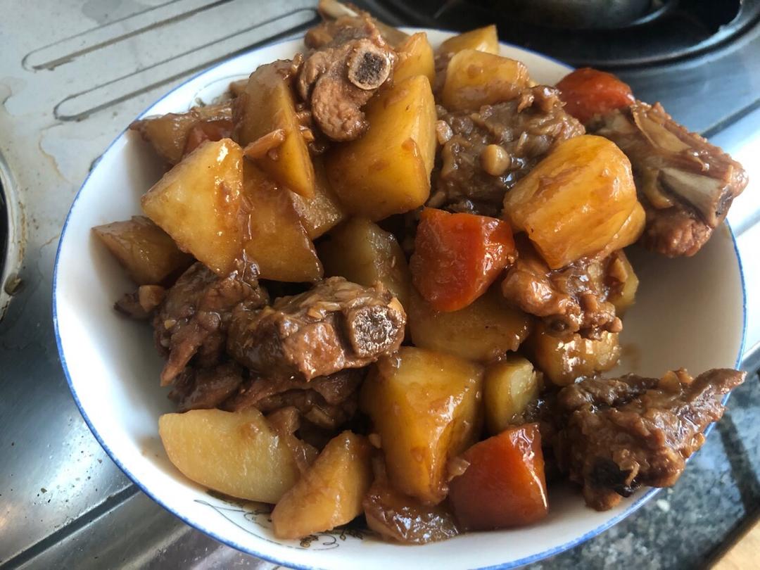 超级下饭的土豆烧排骨