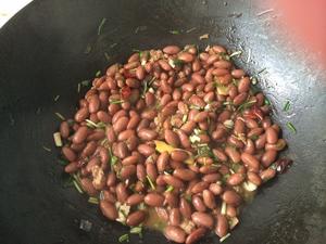 野苦蒜炒红豆的做法 步骤5