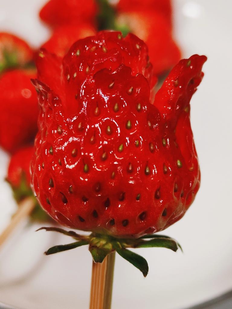 草莓玫瑰花的做法