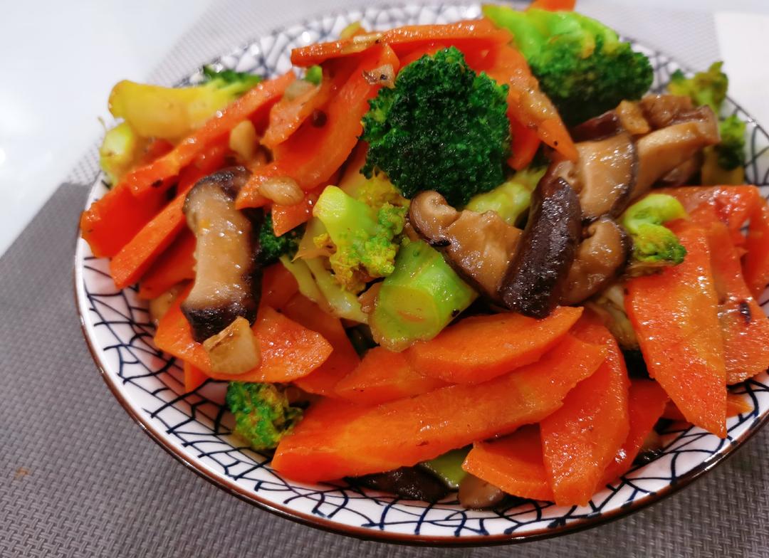 连小二爷做的西兰花香菇胡萝卜