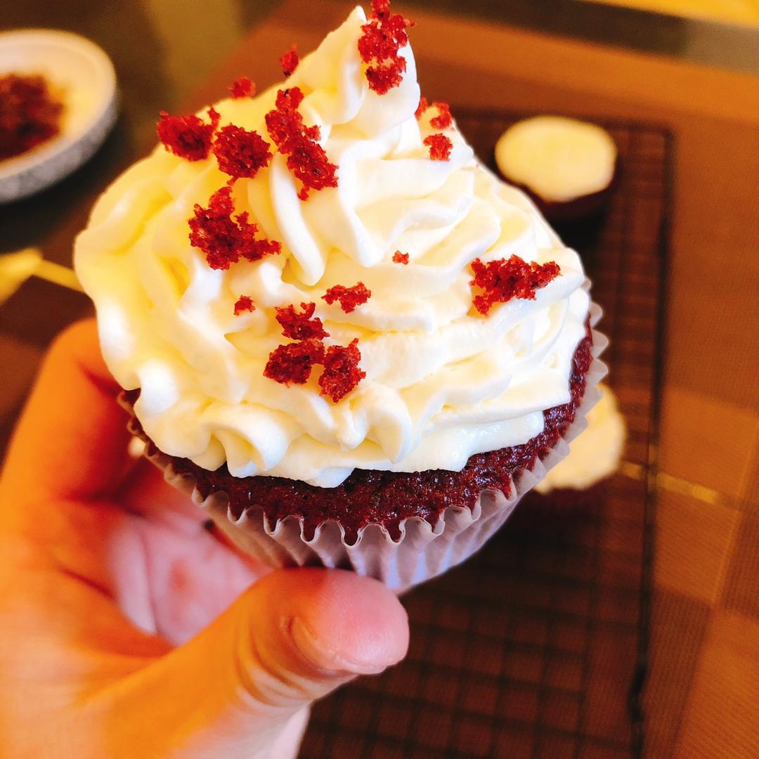 红丝绒纸杯蛋糕