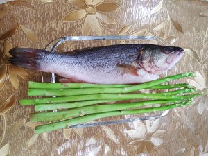 健脾养胃有助消化促进伤口愈相符的超营养新鲜鱼汤(鲈鱼版)的做法 步骤1