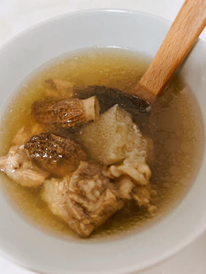 煲靓汤|羊肚菌竹荪排骨汤的做法 步骤6
