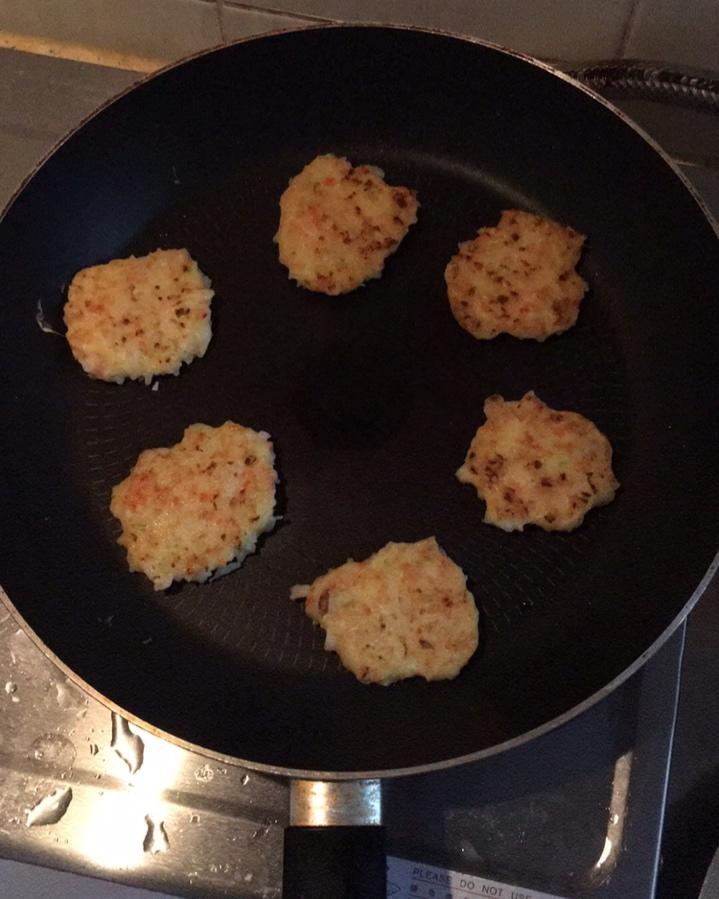 宝宝吃饭难上天？你只需这样花点小心思！
鲜虾蔬菜米饼