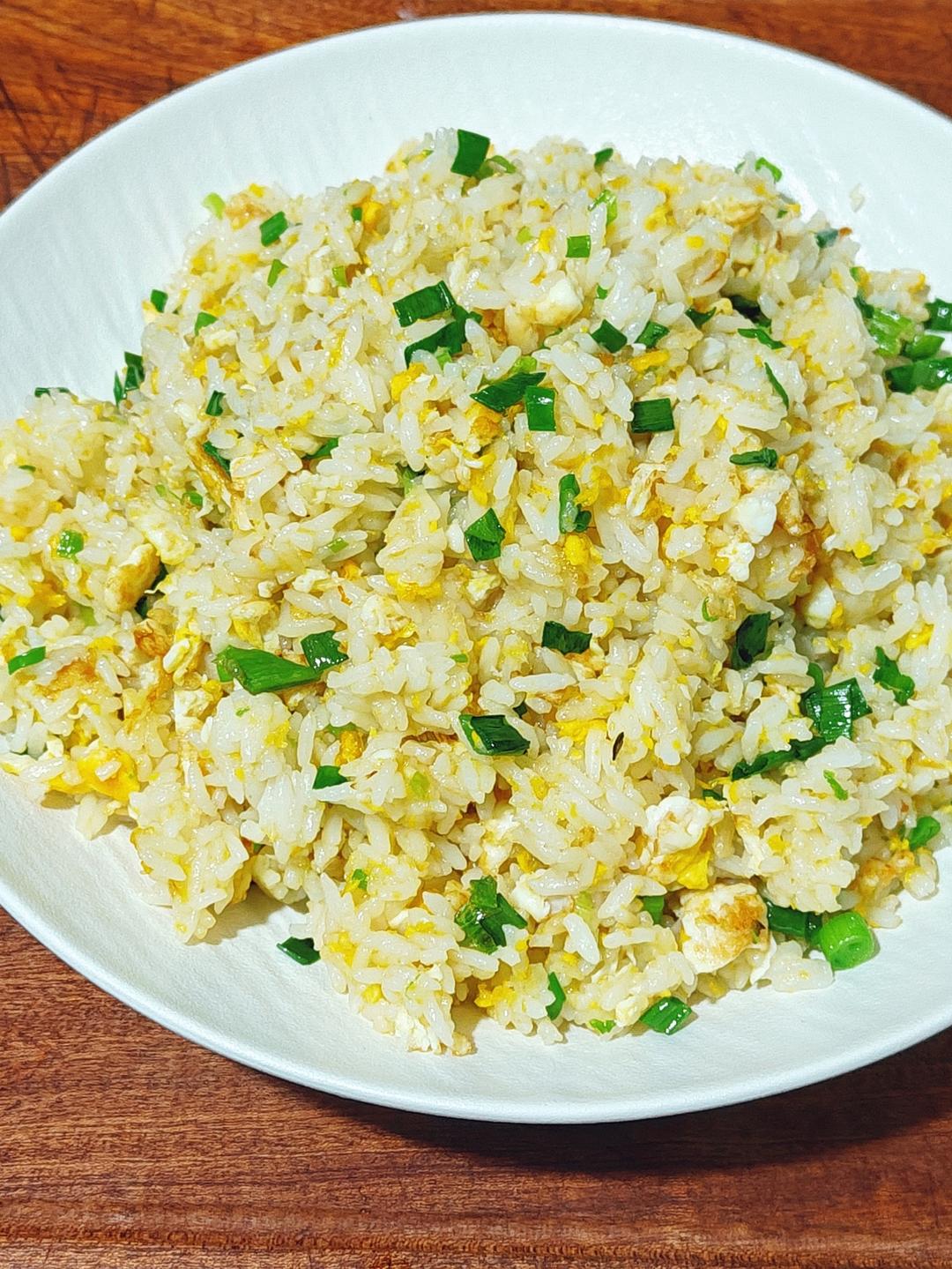 家常蛋炒饭：只用鸡蛋葱花，炒出高级感