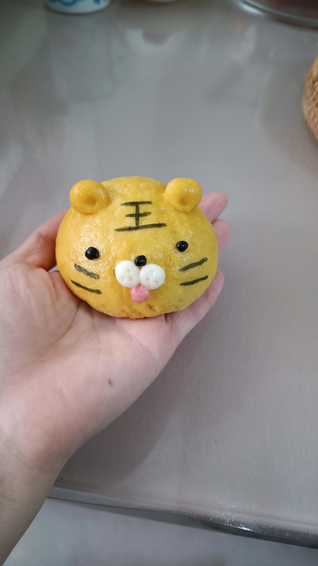 虎虎生威奶黄包