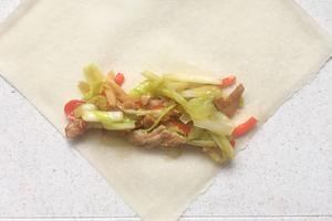 年夜饭—韭黄冬笋肉丝春卷的做法 步骤10