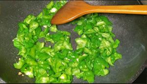 青椒炒蛋先炒青椒还是蛋？怎么做青椒才能翠绿好吃好看又减脂呢🤔的做法 步骤8
