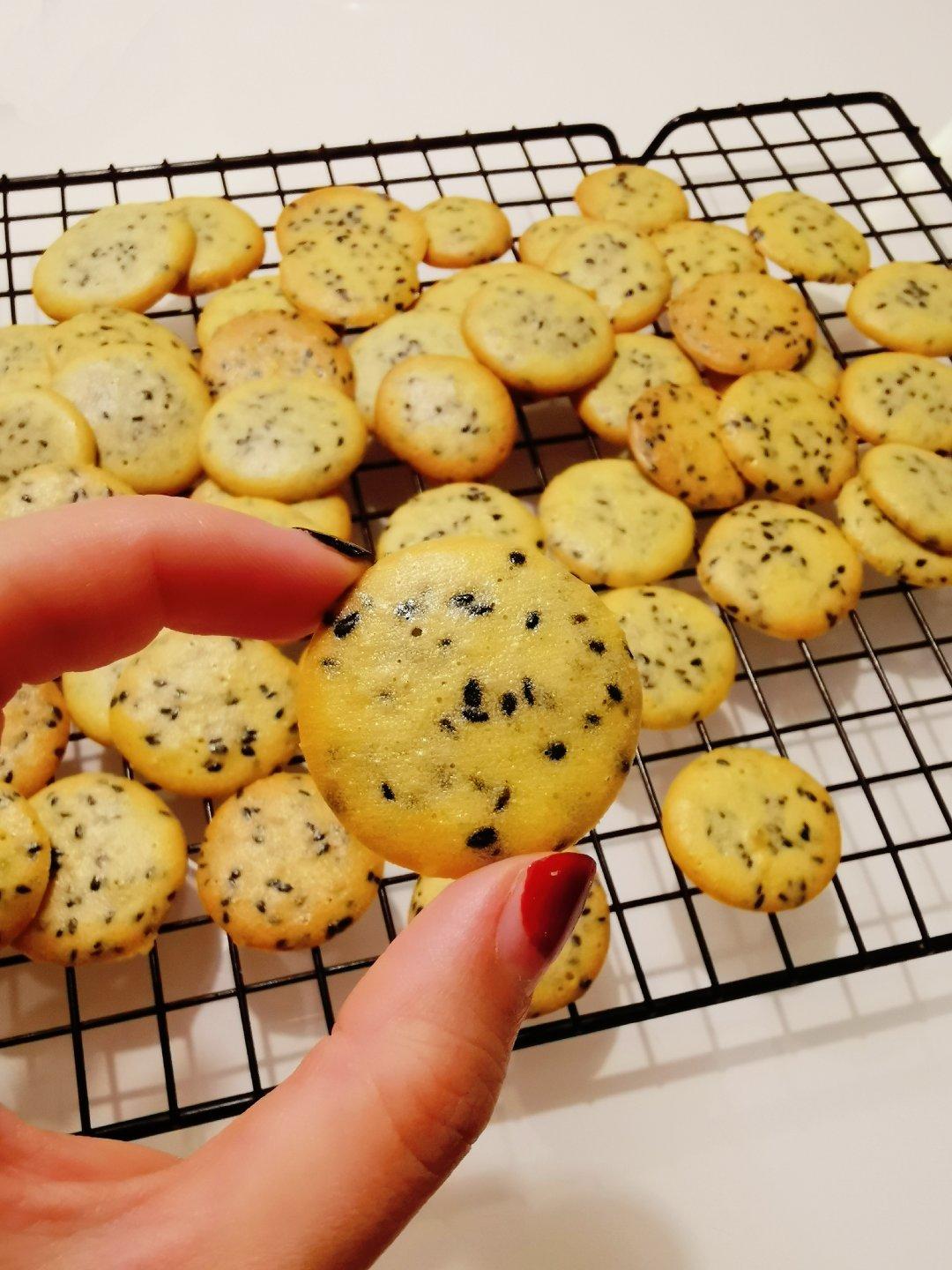小时候的味道 — 芝麻鸡蛋薄脆饼干