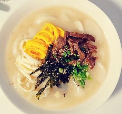 사골소고기떡국韩式牛肉年糕汤的做法