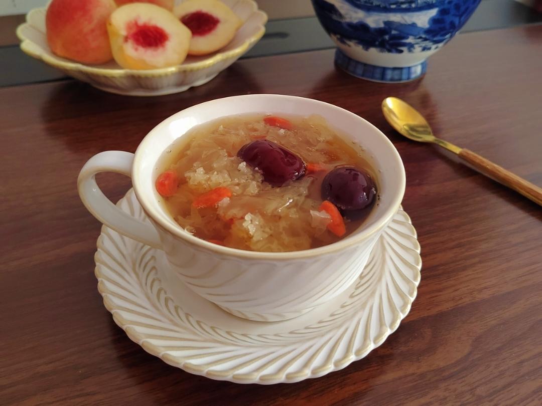 悠然爱烘焙做的红枣银耳羹