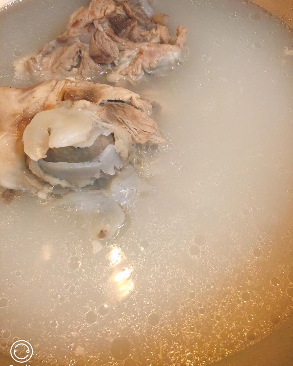 本宫微胖懒得取名做的奶白骨头汤