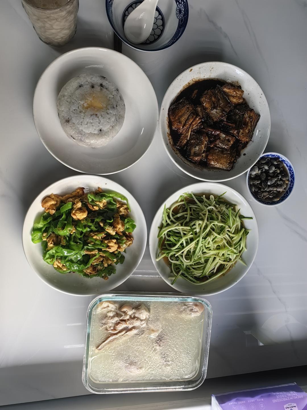 把梦想 化成了灶台上的一天又一天。