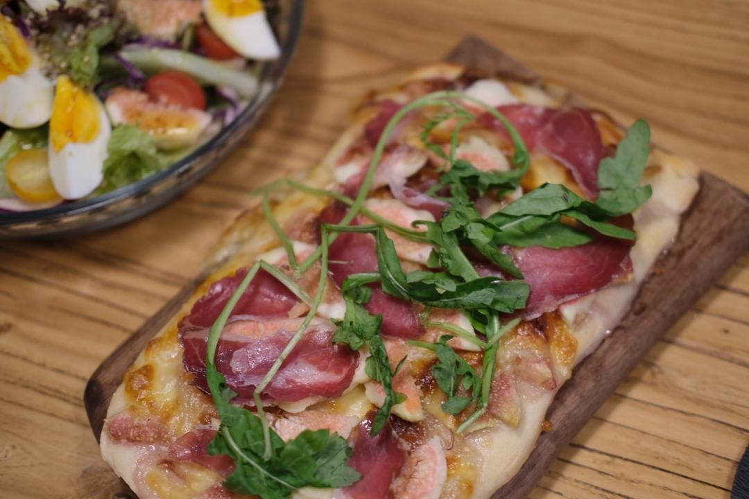 fig & prosciutto pizza with balsamic drizzle（无花果Pizza)