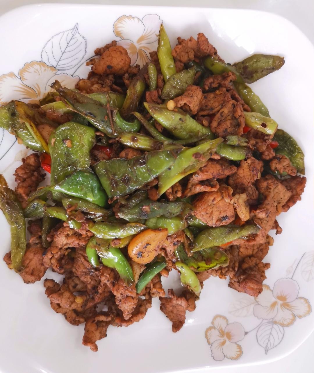 辣椒炒肉(几乎是所有湖南大饭店里的传统炒法)