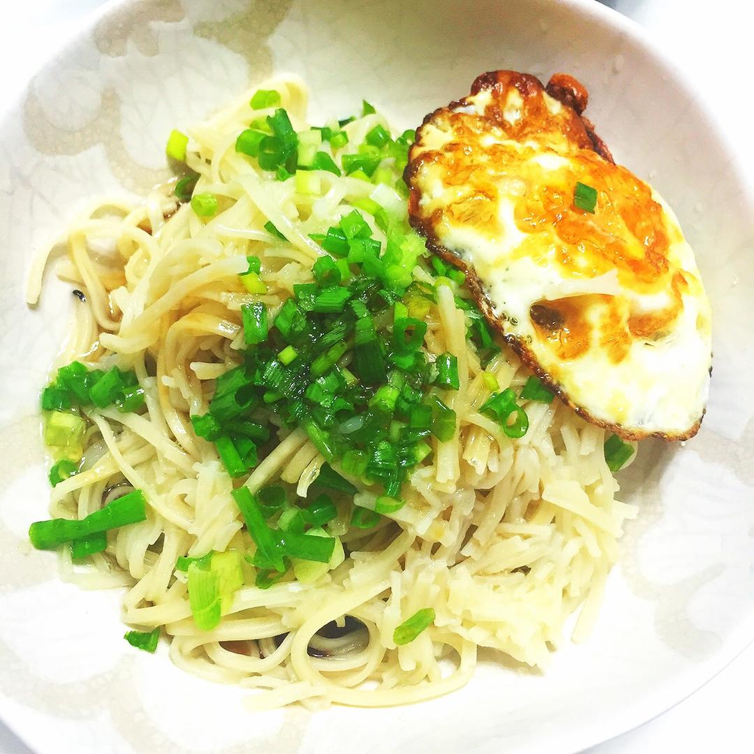 葱爆面—就是汪涵在天天向上里面做的那个啦