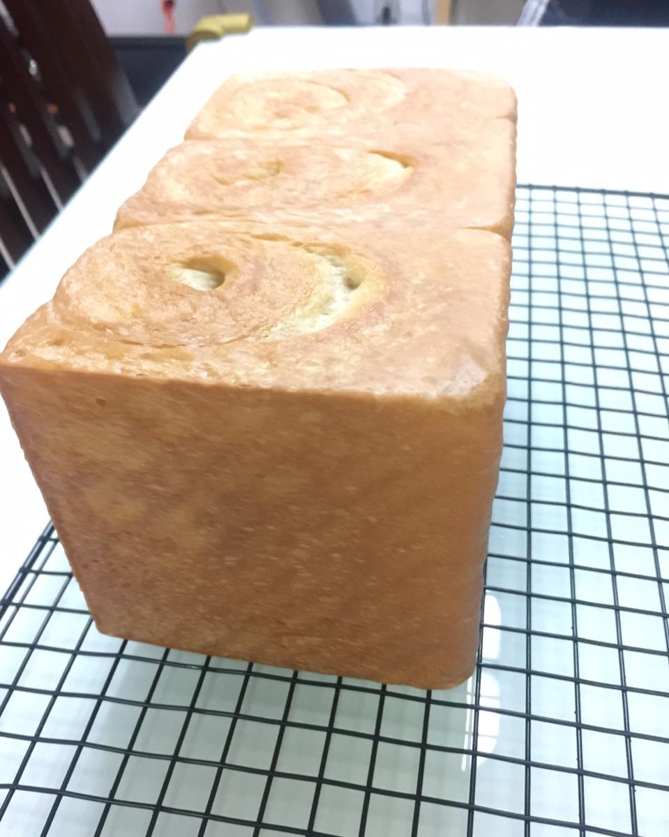 用烤箱自己做面包--手工牛奶吐司面包