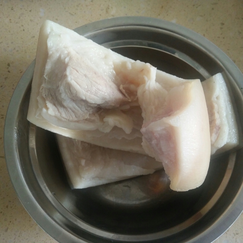 芡粉粑粑炒回锅肉的做法 步骤1