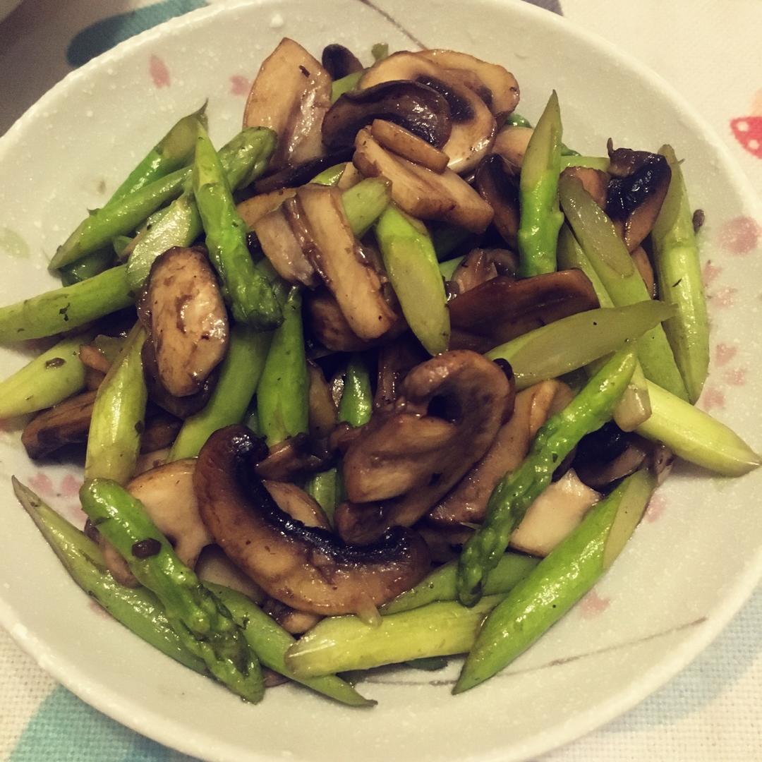 芦笋炒蘑菇