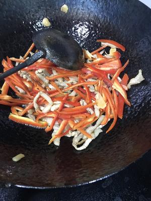 红椒炒肉丝（芹菜，青椒，莴笋片，洋葱，木耳，韭黄）的做法 步骤7