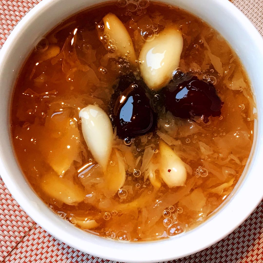 冰糖银耳红枣汤