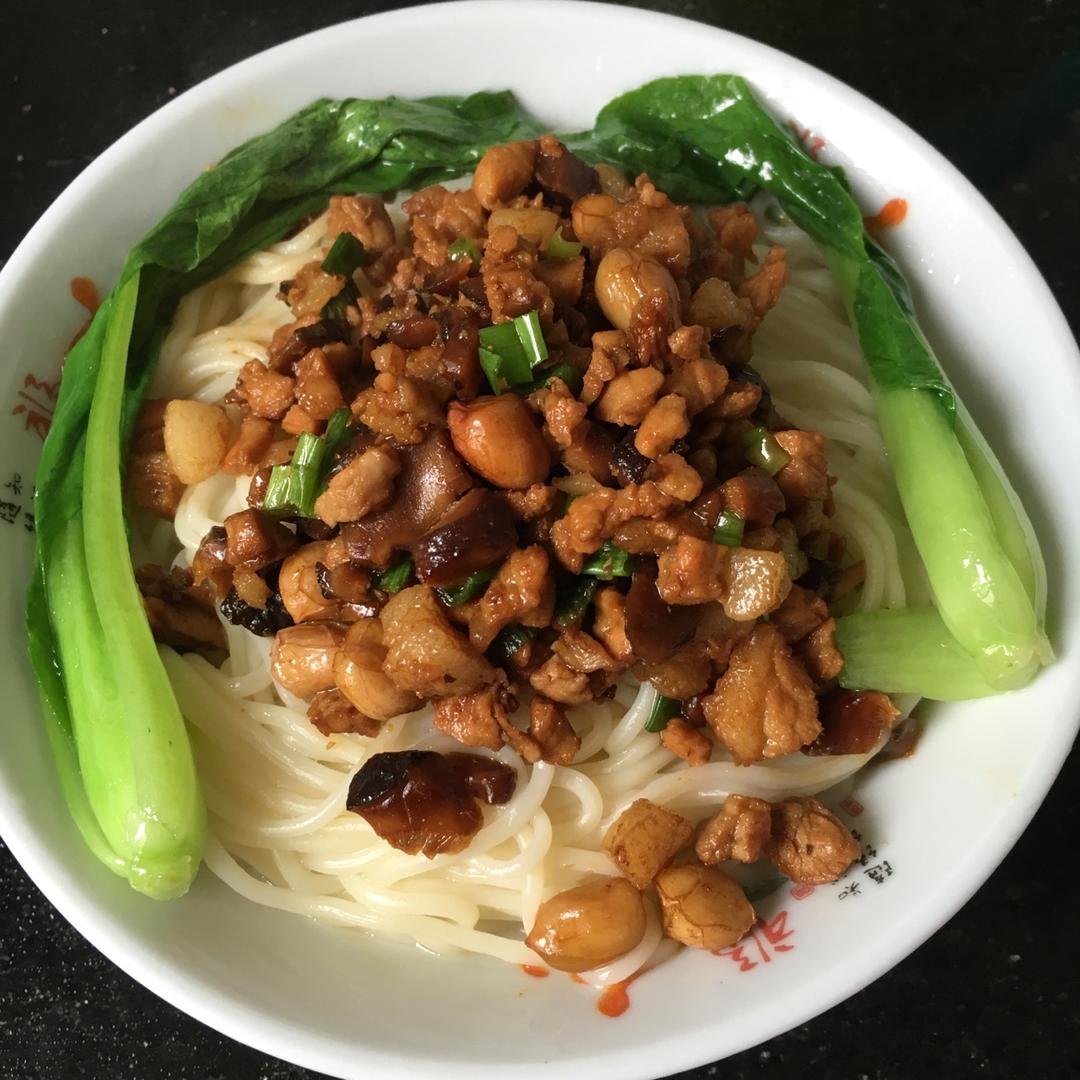 手机用户0020m6p9做的香菇卤肉面