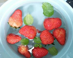 草莓蜜饮的做法 步骤1
