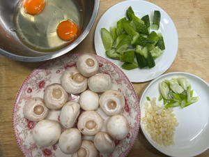 口蘑炒鸡蛋的做法 步骤1