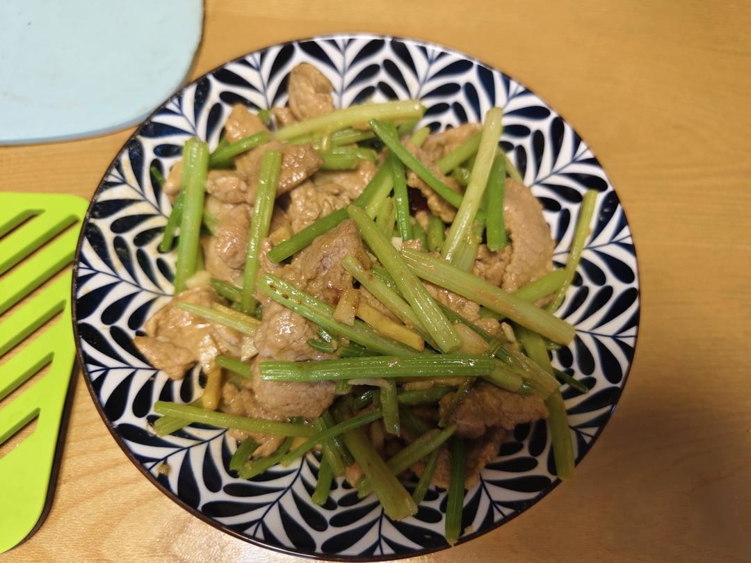 芹菜炒肉丝（七爸家常菜）