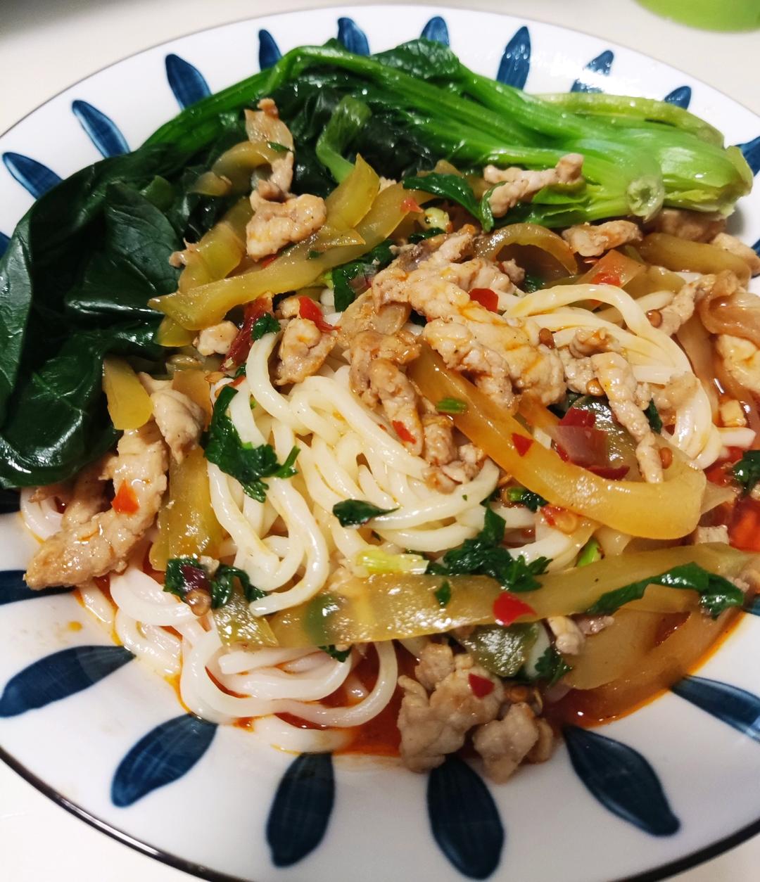 教你在家也可以做的榨菜肉丝面，香辣开胃，面条好吃到连汤都不剩