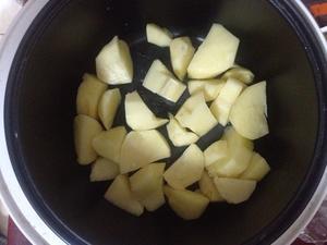 电饭锅土豆红烧肉的做法 步骤2