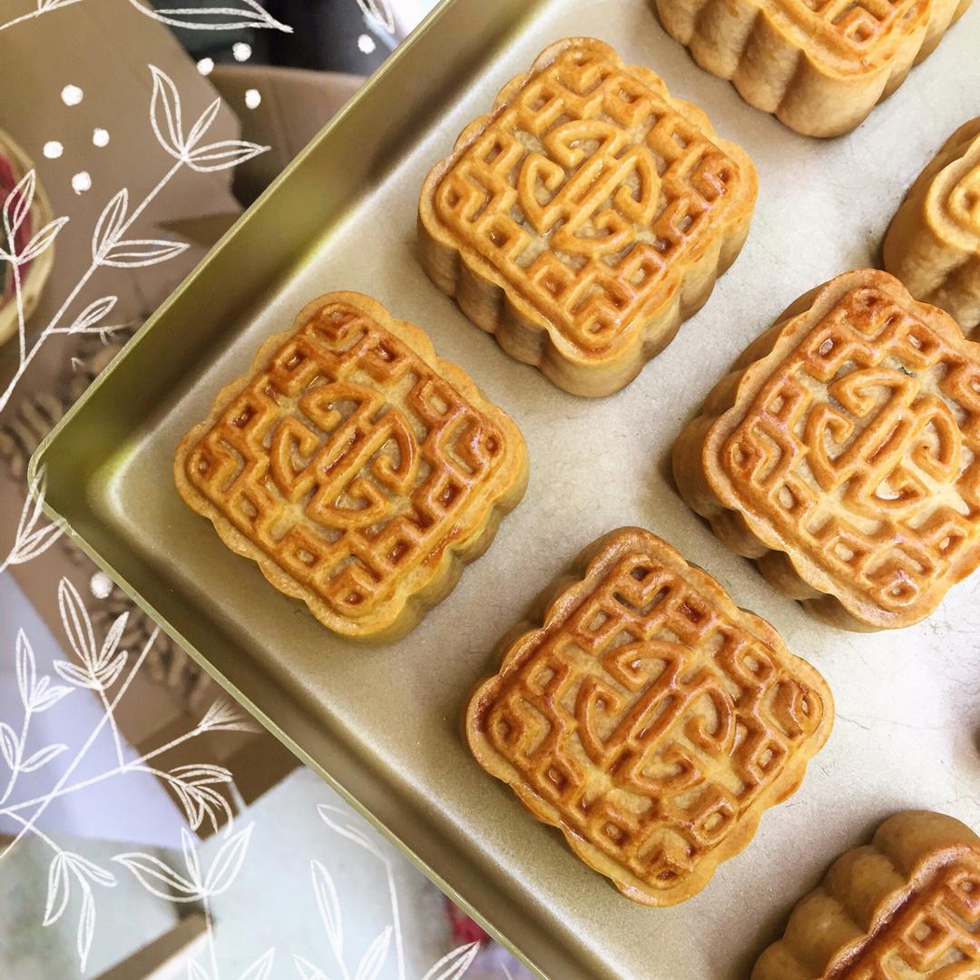 广式月饼—蛋黄莲蓉月饼