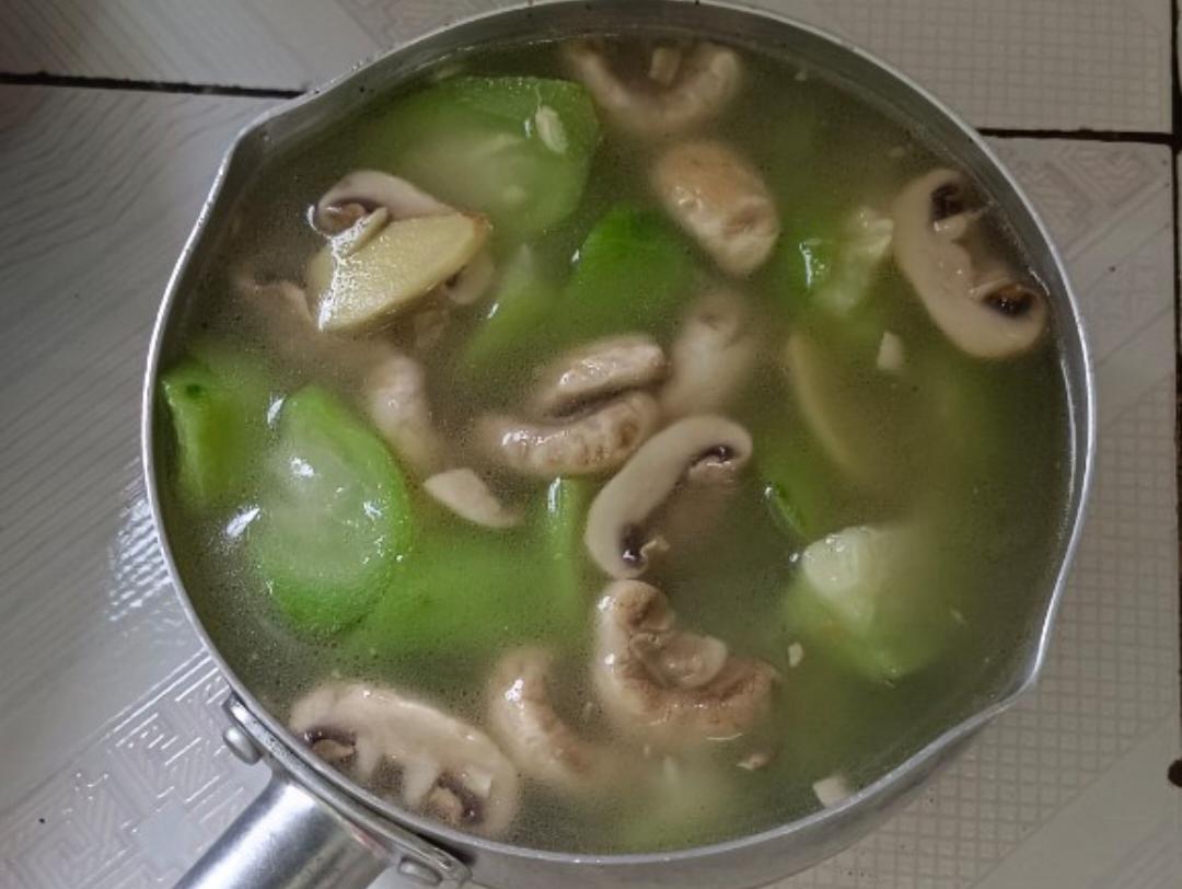 汤鲜味美！适合天热喝的刮油神汤～丝瓜蘑菇汤