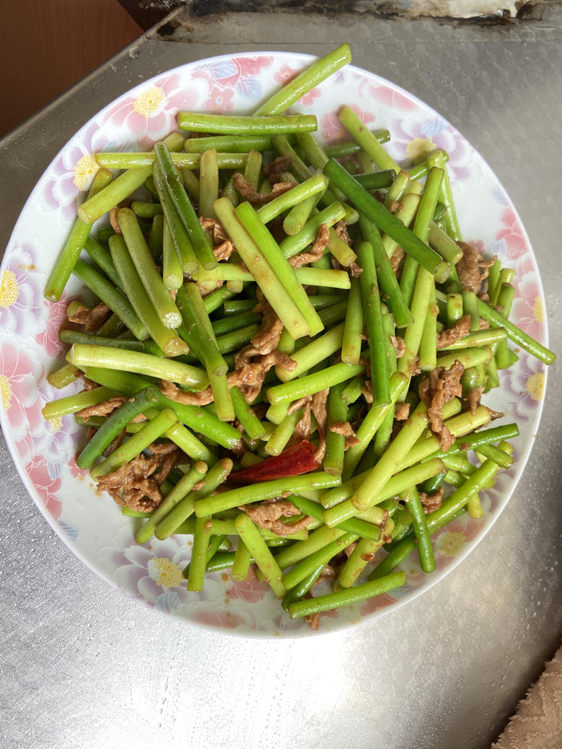 蒜台炒肉丝