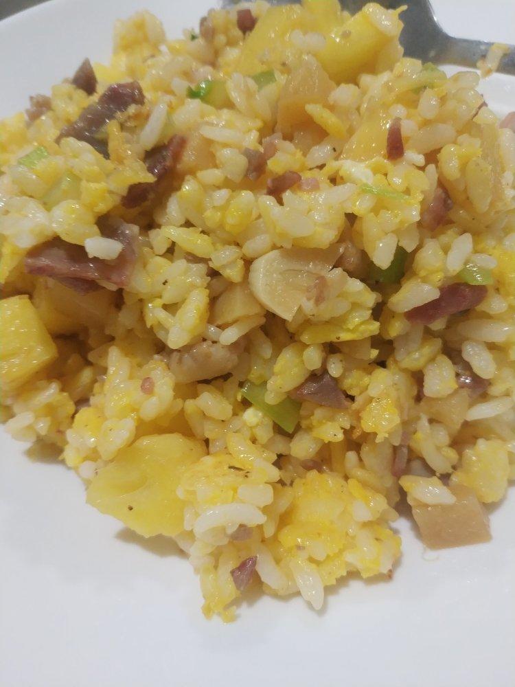 黄金菠萝蛋炒饭（好吃到停不下来）