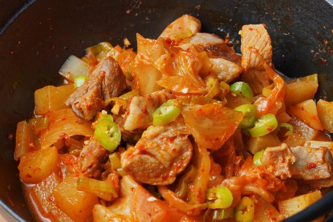 巨下饭的韩式泡菜炖猪肉🥩的做法