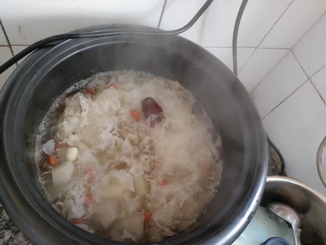 冰糖雪梨银耳汤